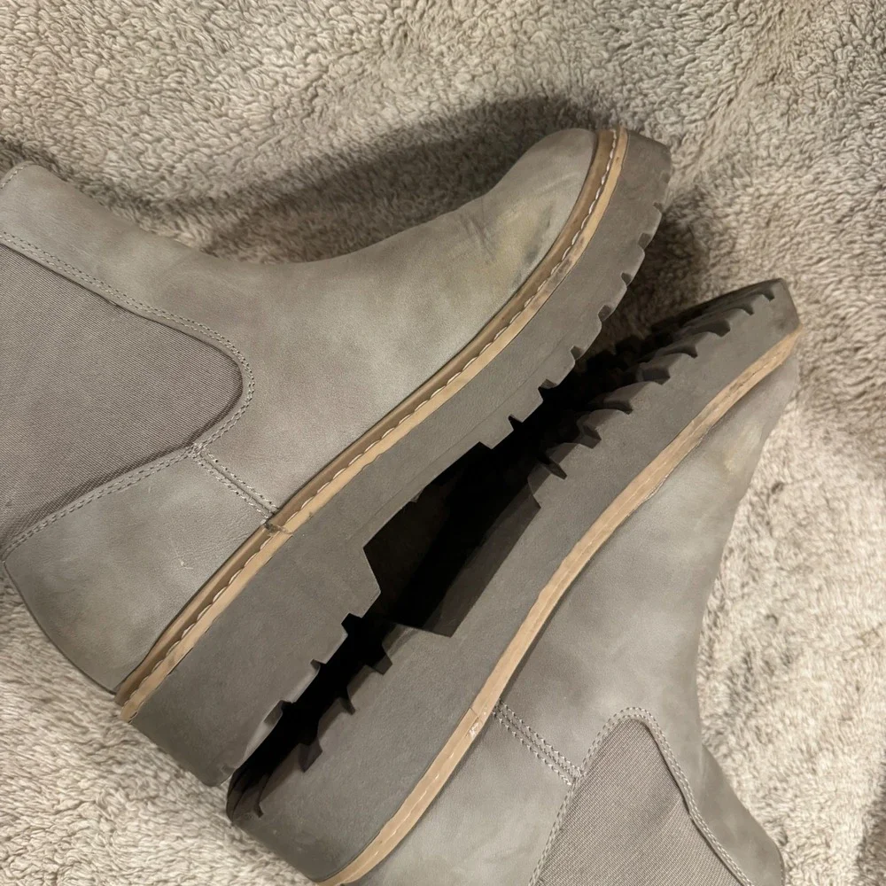 DV Dolce Vita Lobera Taupe Grey Chelsea Lug Sole Ankle Boots‎ Womens 6